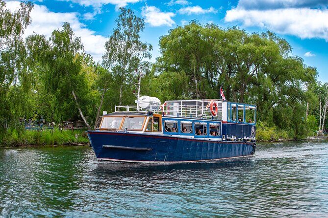 1-Hour Toronto Harbour Tour with Live Narration - The Skyline Route: CN Tower and Rogers Centre From Water Level