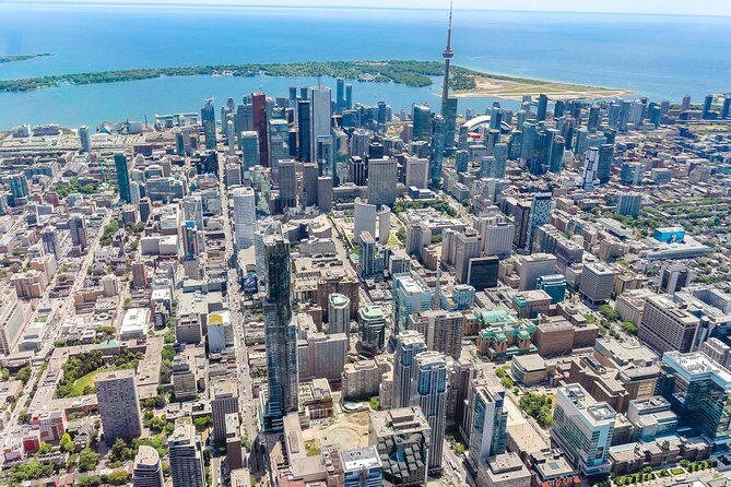 20 km Helicopter Tour over Toronto - The Flight Route That Makes 20 km Feel Like More