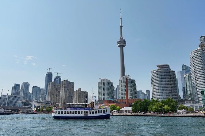 60-Minute Toronto Sightseeing Harbour Tour - Choosing the Top Deck vs the Cabin for Skyline Photos
