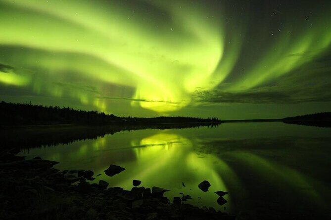 Aurora Hunting Tours - Why Aurora hunting beats the cabin-and-wait plan in Yellowknife