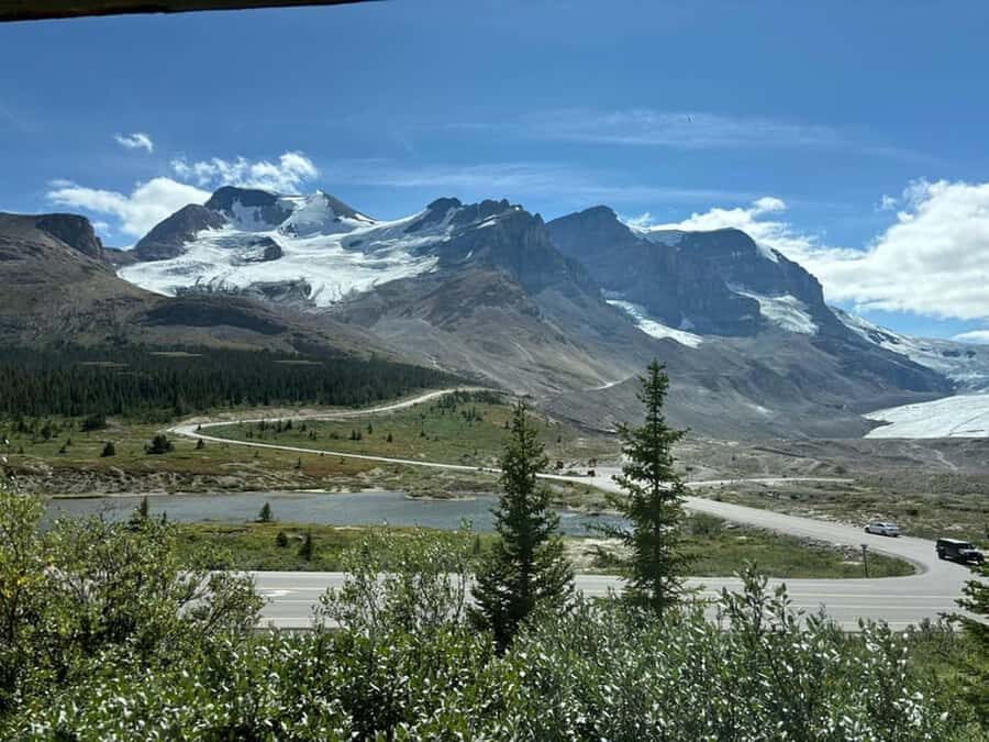 Banff and Jasper National Parks Tour and Glacier Adventure - Banff Start: Lake Louise and the Morning Scenery Breaks