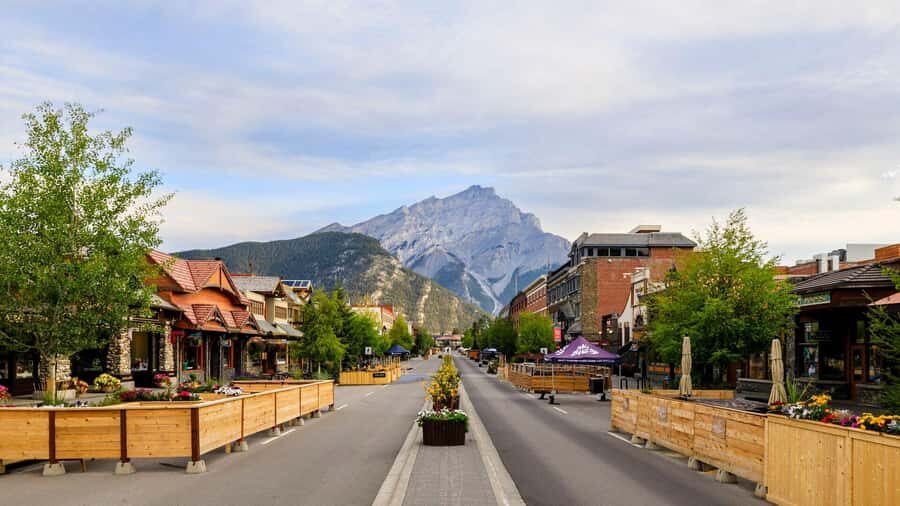 Banff: Lake Louise, Emerald, Marble Canyon and Yoho Tour - Emerald Lake in Yoho: The Turquoise Hit (30 Minutes)