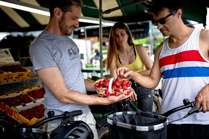 Bike / E-bike tour : Plateau, Mile-End, Jean-Talon Market by Fitz - Stop 5 and 6: Little Italy and the Jean-Talon Market walk