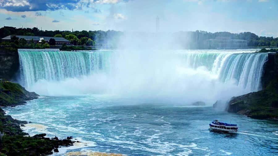 From Toronto: Niagara Falls Day Tour with Boat Cruise - The 3-hour free time on the Canadian side: use it wisely