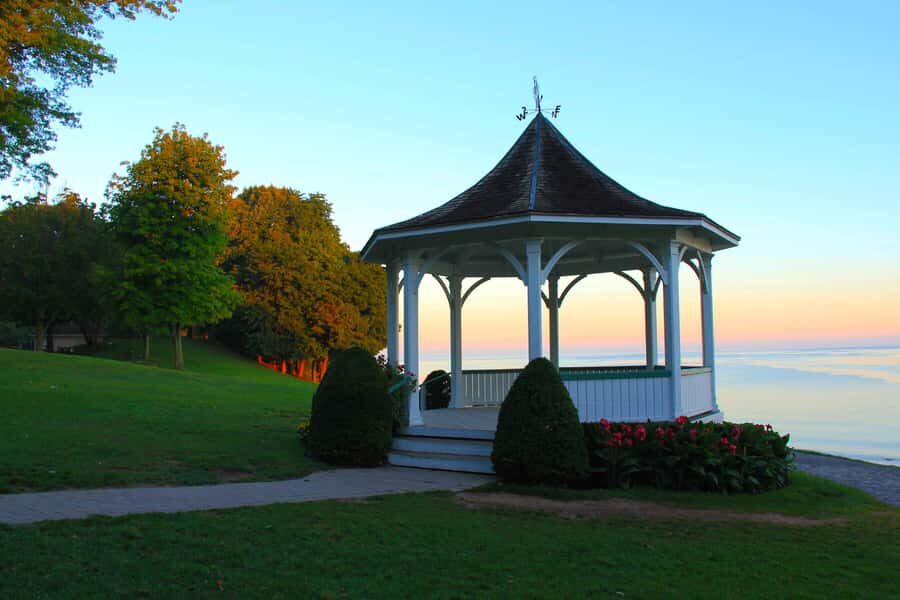 From Toronto: Niagara Falls Day Tour with Boat Cruise - Niagara-on-the-Lake: the calm break that makes Niagara feel real