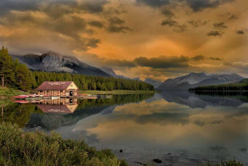 Jasper National Park: Maligne Lake Cruise With Guide - Dock area comforts: coffee, bathrooms, and staying present off the boat