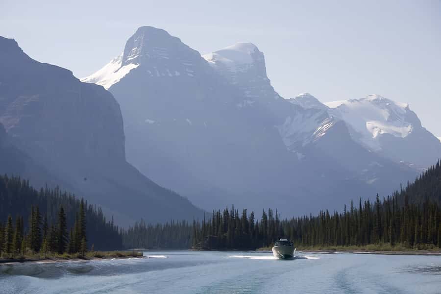 Jasper: Wildlife and Waterfalls Tour with Maligne Cruise - What to pack: boots, layers, and the kind of rain gear that actually works