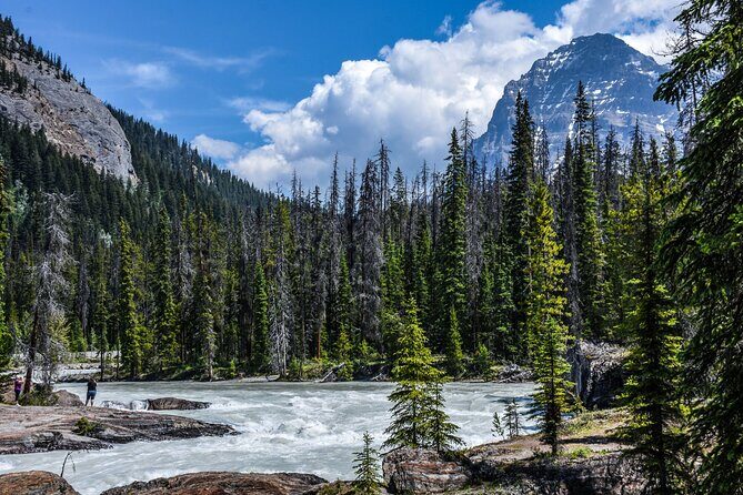 Lake Louise Moraine Lake Day Trip from Banff Calgary Canmore - Lake Louise: The First Stop and the Fairmont Pause