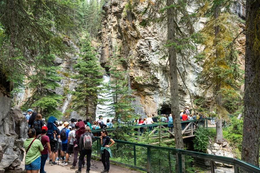 Lakes Moraine, Louise, Emerald, Johnston Canyon & Yoho Tour - Lake Louise: Turquoise Water, Glacier Views, and a Walk That Feels Worth It