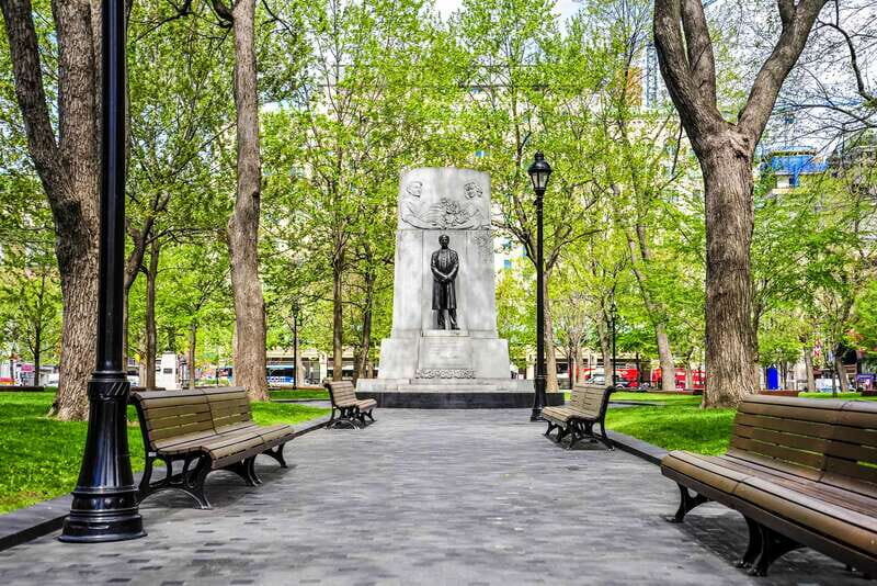 Montreal: Hop-On Hop-Off Double-Decker Bus Tour - Guides, comfort, and the small things that affect your day