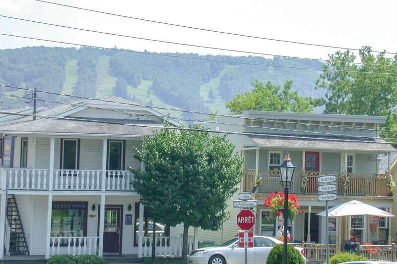 Montreal: Laurentian Mountains Day Trip - From Downtown Pickup to First Mountain Breath