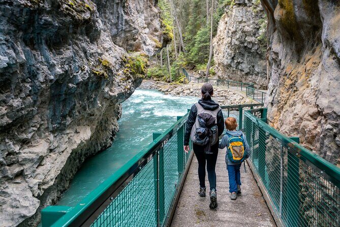 Moraine Lake, Lake Louise Johnston Canyon Banff National Park - Key takeaways