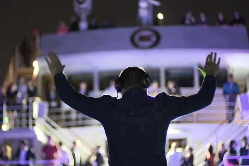Québec City: Evening Cruise with Live DJ - The party factor: what the DJ changes for your trip