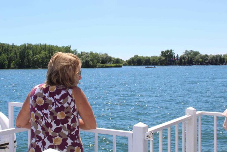 Toronto: Guided Harbour and Islands Sightseeing Cruise - What onboard is like: seating, washrooms, and buying snacks