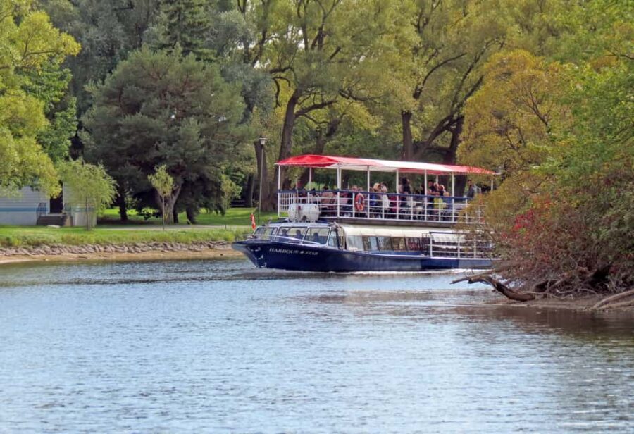 Toronto: Guided Harbour and Islands Sightseeing Cruise - The hour that starts with your best city photos