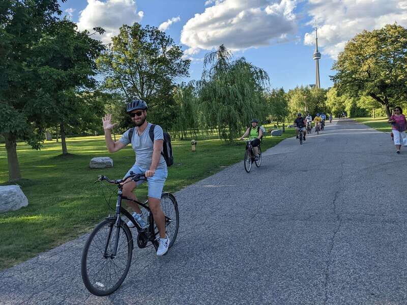 Toronto Islands: Morning or Twilight 3.5-Hour Bike Tour - Morning vs Twilight: Picking the Right Light for Skyline Photos